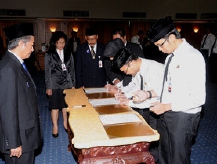 KEPALA ANRI LANTIK 42 PNS DAN 32 PEJABAT FUNGSIONAL