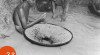 Potret kegiatan masyarakat penambang intan di Kalimantan pada 23 Desember 1947.